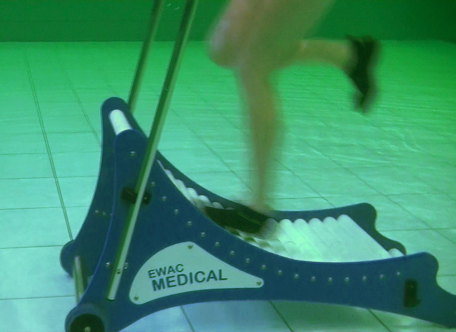 Pooltrack Curve in action under water