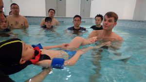 Therapeut en patient in hydrotherapie sessie